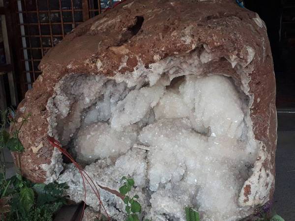 Batu kristal 1 tan mula dipamerkan di hadapan kedai cenderamata Mahadi sejak tahun 2013.