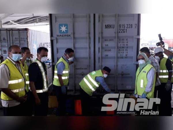 Tuan Ibrahim memeriksa sebuah kontena yang mengandungi bungkusan bahan toksik berbahaya di PTP, Gelang Patah, Islandar Puteri hari ini.