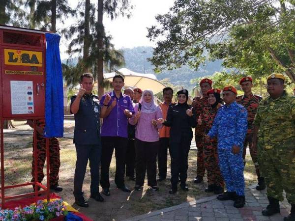 Azmi melancarkan pemasangan LiSA, peti yag mengandungi peralatan keselamatan di Pantai Teluk Batik hari ini.