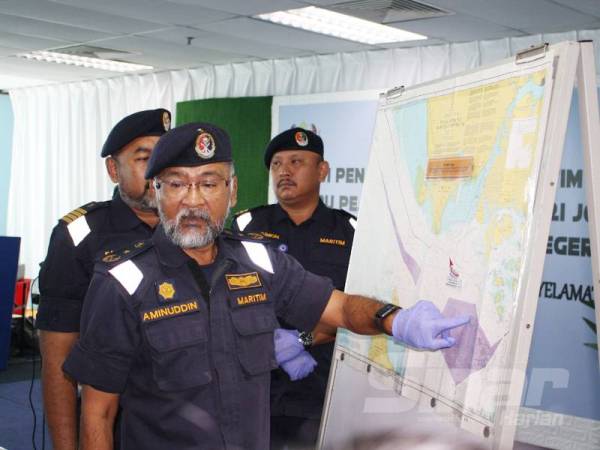 Aminuddin menunjukkan lokasi tekong ditahan di Tanjung Piai, Pontian, pada sidang media di Ibu Pejabat APMM Johor hari ini.