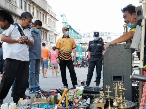 Musa (tengah) melihat gerai salah seorang peniaga di Pasar Karat Loken. - Foto MBI