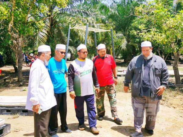 Mohd Shahrizan (tiga dari kiri) bersama Ahli Dewan Undangan Negeri (ADUN) Damak, Zuridan Daud (kanan) membuat tinjauan di pusat pendidikan terbabit hari ini.