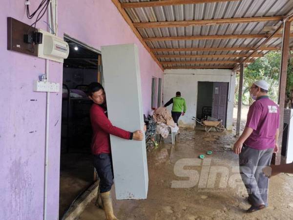 Kakitangan sedang mengemas dan membersihkan keadaan di Pusat Pendidikan Tahfiz Al-Quran dan Pengajian Islam As-Sakinah di Ulu Jeruas.
