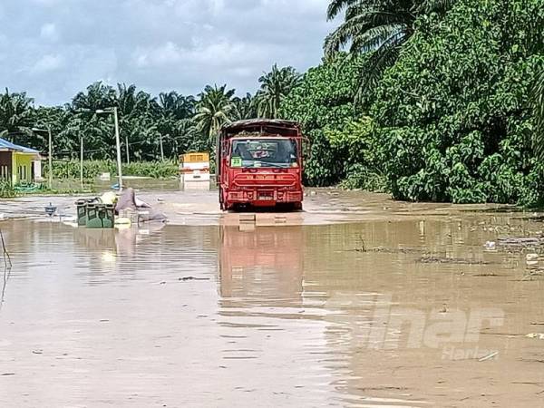 Pihak Jabatan Bomba dan Penyelamat Malaysia membantu mengeluarkan mangsa yang terlibat.