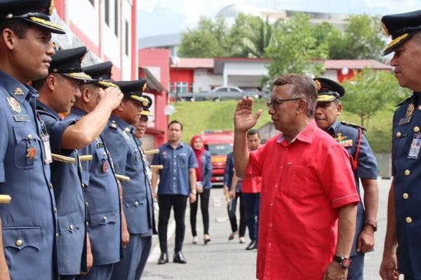 Ismail diiringi Azmi (kanan) membuat pemeriksaan Quater Guard dalam lawatannya ke Balai Bomba dan Penyelamat Meru Raya, Ipoh.