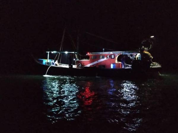 Bot nelayan yang dinaiki tekong tempatan dan dua kru warga Myanmar