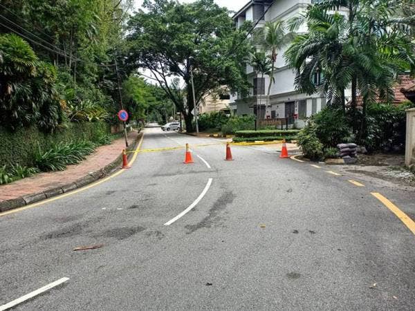 Jalan ke Residensi 16, Jalan Taman U Thant ditutup sebagai langkah keselamatan.