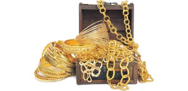 Banyak wanita membuat pelaburan kecil seperti membeli barangan kemas.