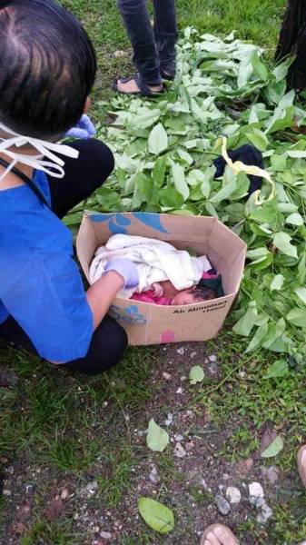 Bayi yang ditemui orang awam di dalam kotak air mineral di Persimpangan Jalan Kabus-Jalan Bintang, Kuala Ampang, di sini, hari ini.
