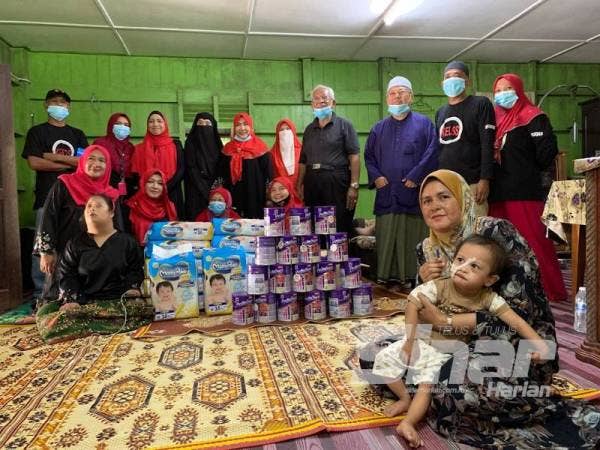 Wakil daripada KELSS yang menziarahi Khairun Nas di Kampung Paya Pasir, Wakaf Bharu, Tumpat semalam untuk menyampaikan sumbangan hasil persatuan dan derma orang ramai.