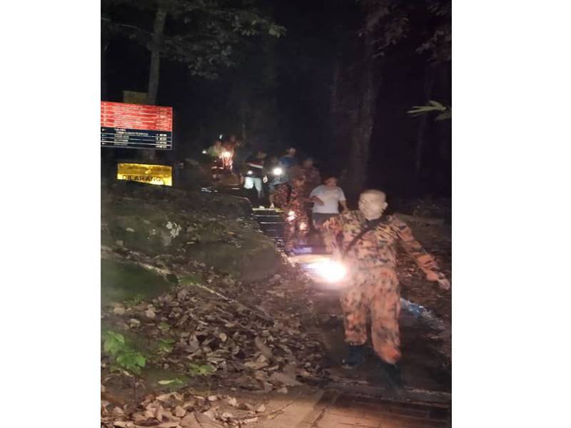 Anggota bomba menyelamatkan dua lelaki yang sesat dan hilang semasa turun dari puncak gunung di Taman Rekreasi Bukit Soga, Taman Bukit Perdana, Batu Pahat, malam tadi