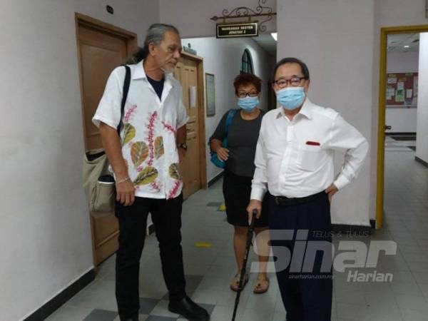 Patrick Teoh (kanan) hadir di Mahkamah Sesyen Johor Bahru, hari ini bagi sebutan semula kes mengeluarkan kenyataan jelik terhadap Tunku Mahkota Johor, Tunku Ismail Sultan Ibrahim, bulan lepas.