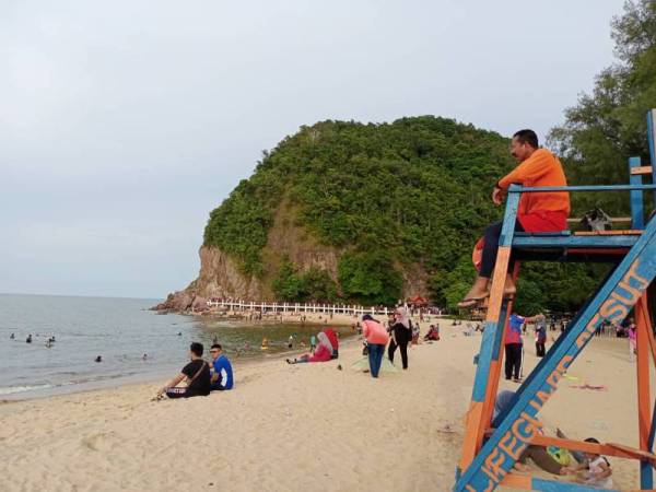Pasukan penyelamat pantai sedang memantau keselamatan pengunjung di Pantai Bukit Keluang. - Foto APM Besut