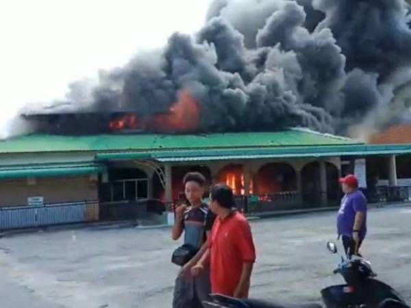 Sebuah surau di Taman Banting Baru, Banting terbakar semalam dipercayai akibat litar pintas.