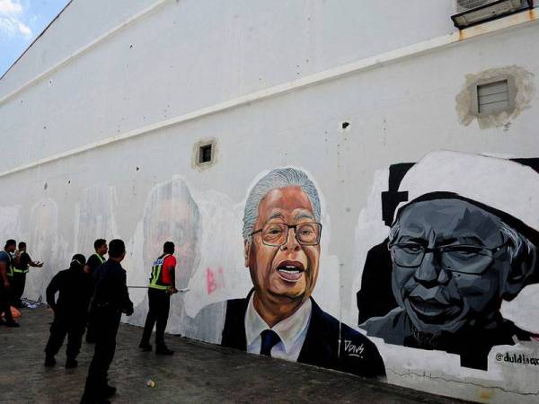 Kakitangan Majlis Bandaraya Shah Alam (MBSA) melakukan kerja-kerja memadam mural dan potret lukisan pemimpin negara yang diconteng oleh pihak tidak bertanggungjawab di Taman Cahaya Alam, Seksyen U12 hari ini.