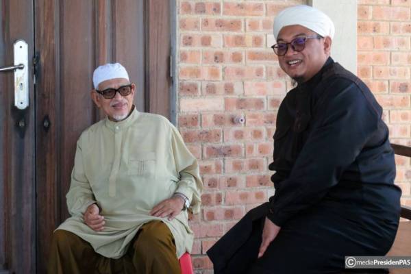 Abdul Hadi (kiri) ketika menerima kunjungan Nasrudin di Rusila semalam.