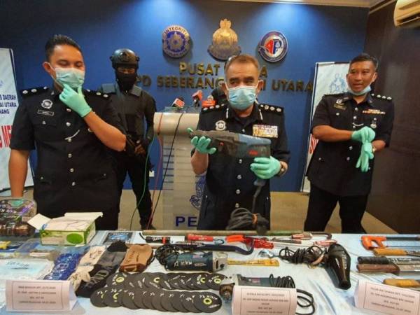 Noorzainy (tengah) menunjukkan peralatan yang digunakan kumpulan terbabit untuk melakukan jenayah pecah kedai.