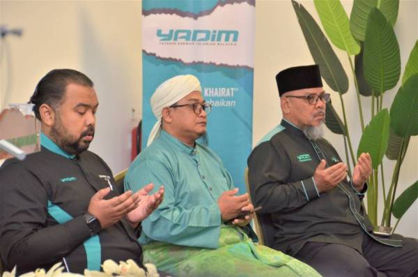 Nasrudin menadah tangan mengaminkan doa pada majlis sambutan sempena hari pertama beliau memulakan tugas secara rasmi hari ini. -Foto Ihsan AMIRA SYAMIMI AZMAN