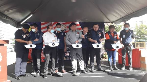 Mazlan (tengah) dan Fat Full selepas merasmikan Majlis Pelancaran Kempen Jom! Cegah Covid-19 di Taman Mount Austin, hari ini.