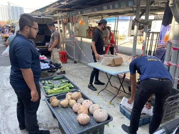 Penguatkuasa DBKL menyita barangan penjaja warga Myanmar di Pasar Pagi Kepong Baru hari ini.
