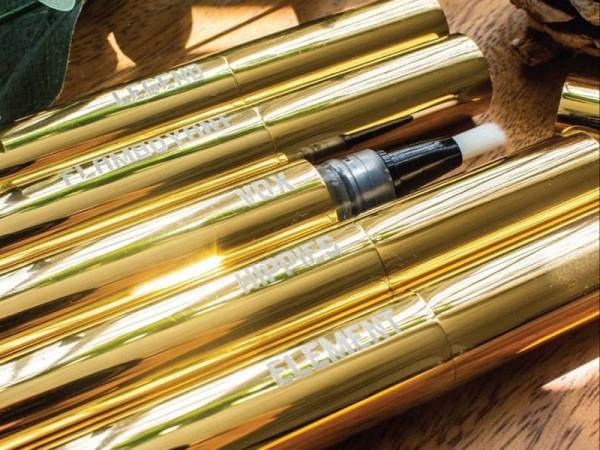 Minyak wangi Mage tampil berbeza kerana menggunakan berus.