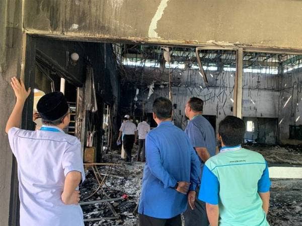 Wakil dari YIDE dan MAIS meninjau keadaan Surau Al Firdaus Taman Banting Baru yang terbakar kelmarin.