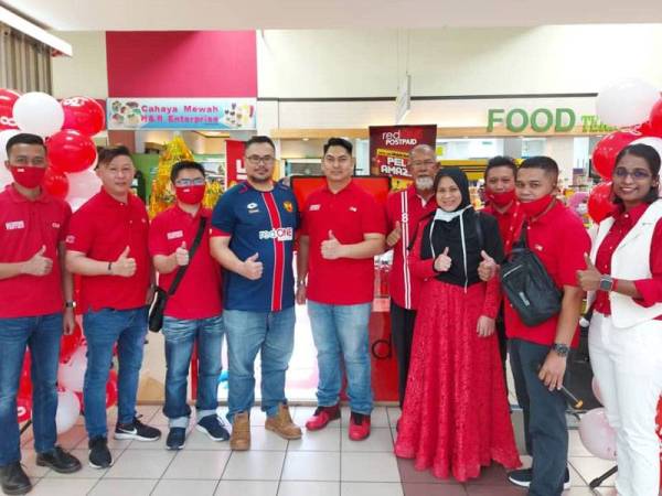 Antara rakan niaga kiosk redONE yang hadir pada majlis perasmian di Pasaraya Giant Kuantan.