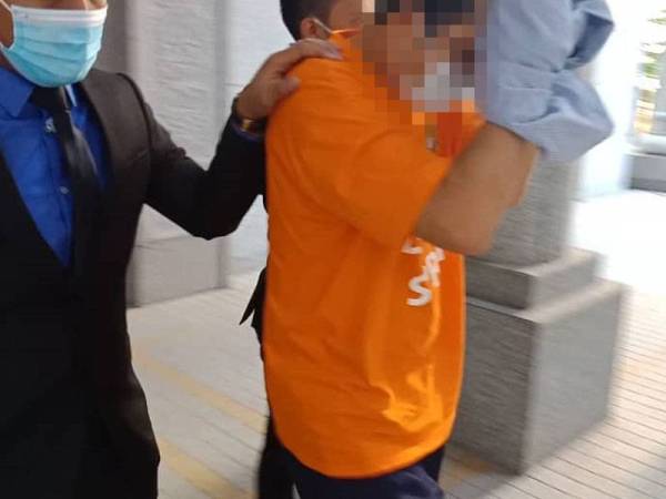 Seorang pengurus kanan GLC ditahan reman lima hari bagi membantu siasatan kes rasuah.