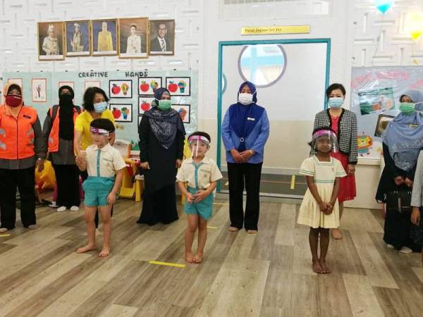 Dr Wan Norashikin (tiga dari kanan) bersama pegawai JKM ketika memeriksa SOP di Tadika Kinder Joy, di Jalan Raja Permaisuri Bainun hari ini.