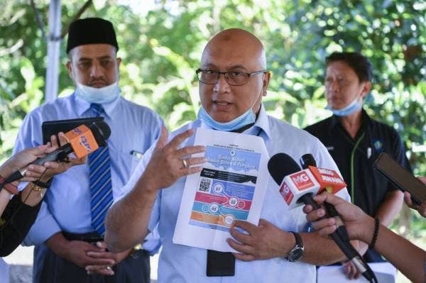 Presiden Perbadanan Putrajaya (PPj), Datuk Dr Aminuddin Hassim menunjukkan risalah kaedah aktiviti ibadah korban di Putrajaya ketika sidang akhbar sempena lawatannya ke tapak khusus aktiviti ibadah korban di Presint 9 hari ini. -fotoBERNAMA 