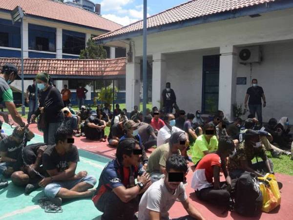 Penagih dadah dibawa ke balai polis selepas sarang penagihan mereka digempur dalam Ops Sarang Khas di seluruh Johor pada Ahad lalu.