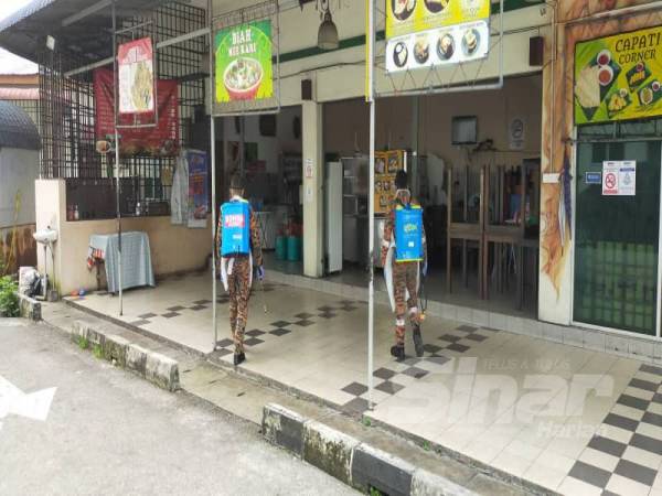 Anggota bomba menjalankan proses sanitasi di sebuah restoran di Meru Raya yang dikaitkan gambar wanita PUS Covid-19.
