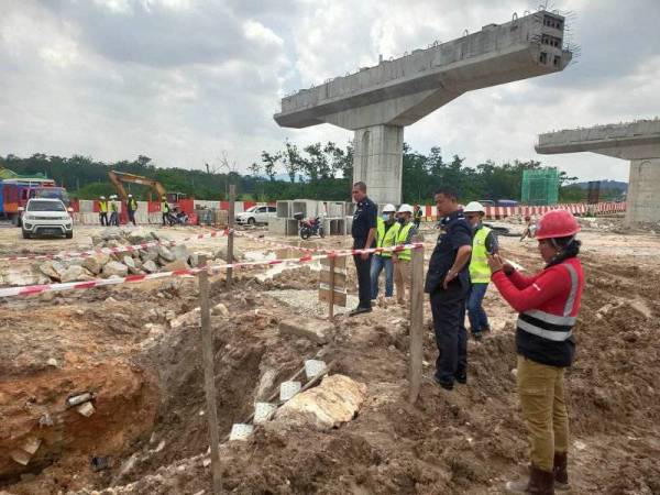 Lokasi pekerja buruh binaan maut akibat runtuhan tanah di Kota Damansara.