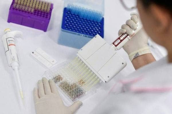 Ujian yang dilakukan Universiti Oxford, Britain mendapati vaksin ChAdOx1 nCoV-19 selamat untuk pesakit Covid-19. - Foto AFP