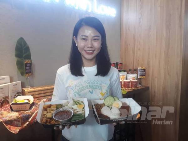 Catherine menunjukkan dua menu istimewa iaitu Nasi Lemak Pak Nasser dan gado-gado. 