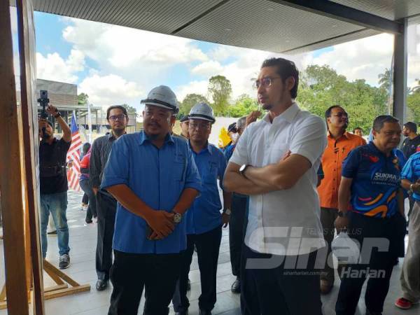 Wan Ahmad Fayshal (kanan) melihat persiapan dan kemudahan yang terdapat di sebuah venue Sukma 2020 di Arena Emas, Johor Bahru hari ini.