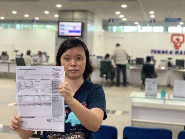 Mee Thing menunjukkan penyata bil elektriknya.