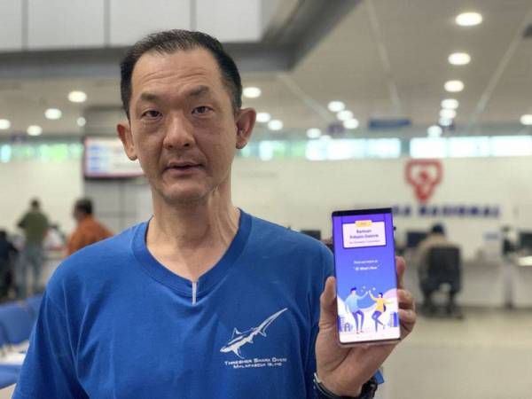 Ching Hock menggunakan aplikasi untuk pembayaran bil elektrik setiap bulan.