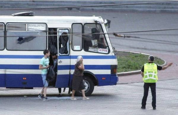 Seramai 13 orang yang merupakan penumpang sebuah bas dilepaskan setelah lebih 12 jam menjadi tebusan di Lutsk, barat Ukraine. - Foto EPA
