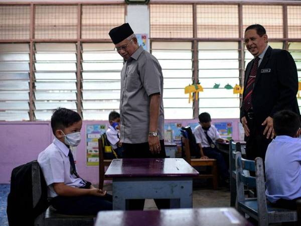 Pengerusi Jawatankuasa Agama, Pendidikan dan Sumber Manusia negeri Datuk Najmi Ahmad meninjau suasana hari pertama persekolahan bagi para murid Tahun 1 hingga Tahun 4 di Sekolah Kebangsaan Tunku Abdul Rahman Putra (SKTARP) sempena pembukaan semula sesi persekolahan sepenuhnya bermula hari ini.