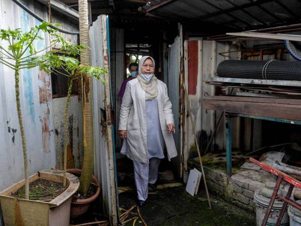 Zuraida ketika membuat tinjauan di persekitaran kawasan Sekolah Kebangsaan Ampang Campuran, Kuala Lumpur hari ini. - Foto Bernama