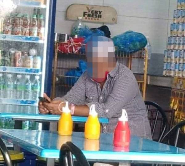 Foto individu lelaki memakai tag kuarantin yang tular media sosial sebelum ini.