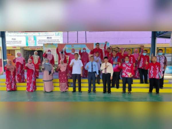 Mohd Azuan (lima dari kanan) semasa lawatan sempena pembukaan sesi persekolahan di SK Sungai Burong di sini hari ini.