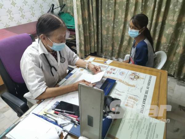 Dr Janaki memeriksa pesakit yang datang ke kliniknya yang telah beroperasi dari tahun 1984 sehingga sekarang.