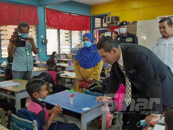 Zaimi meminta seorang murid Tahun Satu menunjukkan cara mencuci tangan dengan betul pada sesi lawatan di SK Sungai Talam hari ini. 