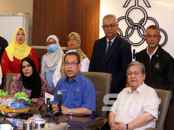 Abdul Fattah (duduk, tengah) semasa majlis serahan 5,440 helai tudung di pejabat Angkasa hari ini.