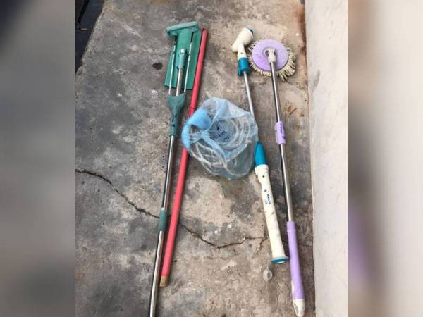 Barang yang dirampas di lokasi kejadian dipercayai digunakan dalam pergaduhan tersebut.