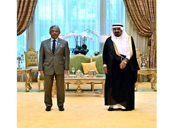 Yang di-Pertuan Agong Al-Sultan Abdullah Ri'ayatuddin Al-Mustafa Billah Shah berkenan menerima menghadap Duta Besar Kerajaan Arab Saudi ke Malaysia Datuk Dr Mahmoud Hussein Saeed Qattan (kanan) di Istana Negara hari ini. - Foto Bernama