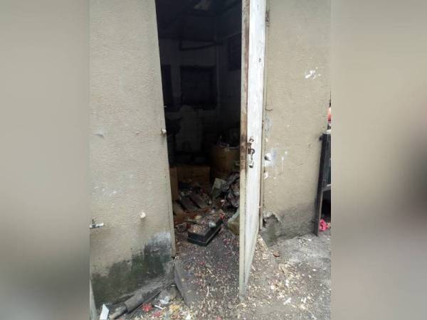 Objek menyerupai bom dijumpai di tempat pembuangan sampah di Taman Sentosa, hari ini.