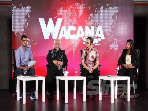 Dr Shamsul Amri (dua kiri) bersama Syahredzan (dua kanan), Dharshinee dan Azlan pada Wacana Siri ke-181 bertajuk 'Rukun Negara sekadar di kulit buku?'. FOTO: ASRIL ASWANDI SHUKOR